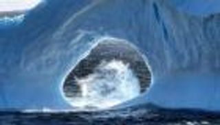 كندا.. جبل جليدي مجوف يخطف الأنظار