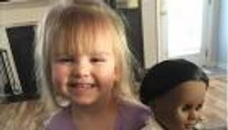 طفلة ترفض عنصرية بائعة وتدافع عن دميتها السمراء 