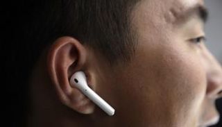 نظام أبل iOS12 وسماعات AirPods يساعدان ضعاف السمع
