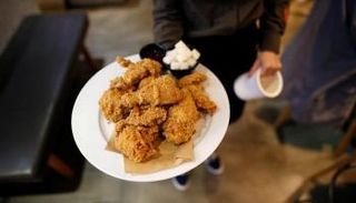 بقطعة بلاستيكية احصل على وجبتك بمقهى لندني