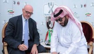 توقيع اتفاقية استضافة السوبر