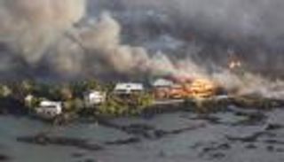 الحمم البركانية تطمر منطقتين سكنيتين في هاواي