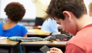 فرنسا تسعى لحظر المحمول في المدارس الابتدائية والإعدادية