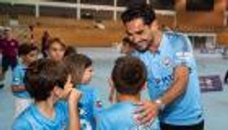 جوندوجان يفاجئ طلبة مدارس مانشستر سيتي بأبوظبي