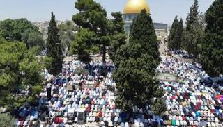 الآلاف يؤدون صلاة الجمعة في الأقصى