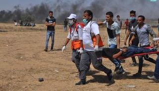 فريق الإسعافات في غزة ينقل المصابين خلال المسيرات