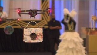 عرض أزياء سعودي بطائرات "الدرون"