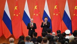 الرئيس الصيني ونظيره الروسي في قاعة الصداقة ببكين