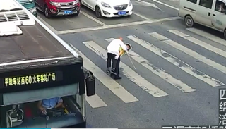 الشرطي لم يتردد في حمل المسن على ظهره