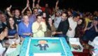 صور.. محمد هنيدي يحتفل بانتهاء تصوير "أرض النفاق"