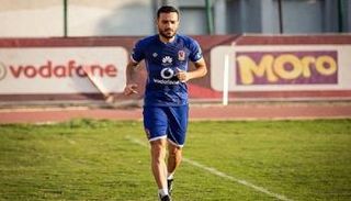 علي معلول لاعب الأهلي 