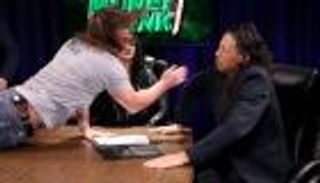 ستايلز يصفع ناكامورا خلال توقيع عقد نزالهما على بطولة WWE