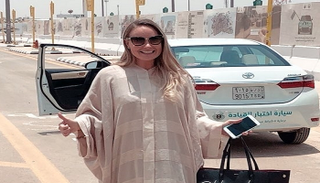 أول أوروبية تحصل على رخصة قيادة من السعودية