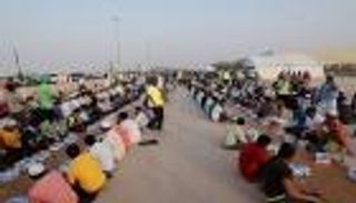 شرطة دبي تنظم أطول مائدة إفطار في العالم