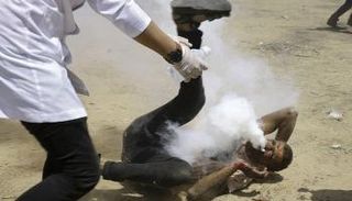 الغاز يخرج من فم وأنف الشاب الفلسطيني هيثم أبوسبلة
