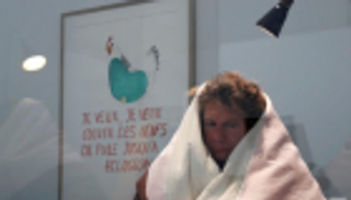 فرنسي يقضي 7 أيام‭ ‬داخل تمثال خشبي