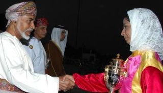 المرأة العُمانية.. دور بارز في التنمية إلى جانب الرجل