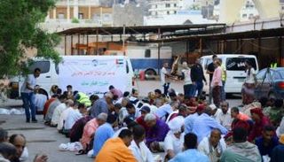 الهلال الأحمر الإماراتي ينظم إفطارا جماعيا لموظفي تلفزيون عدن