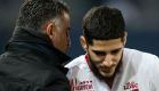 الجزائري بنزية ممنوع من الاحتراف في"البريمييرليج"