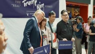 شخصان جسدا شخصيتي الرئيسين الأمريكي والكوري الشمالي 