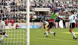 الأرجنتين والكاميرون في افتتاح مونديال 90