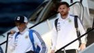فيديو.. منتخب الأرجنتين يصل إلى روسيا استعداداً لكأس العالم