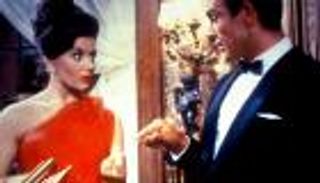 رحيل فتاة جيمس بوند الأولى عن 90 عاما