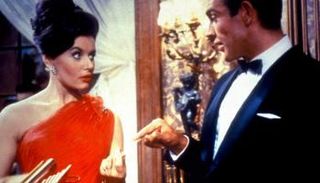 رحيل فتاة جيمس بوند الأولى يونيس جيسون 