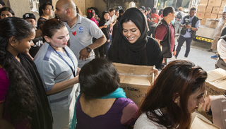 مبادرة المنال الإنسانية توزع باقات الخير على العاملات