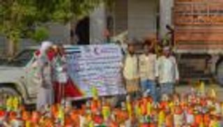 الهلال الأحمر الإماراتي يوزع سلالا رمضانية في حضرموت