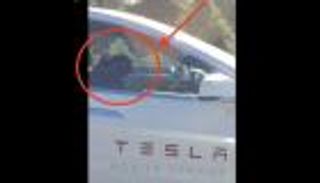 موظف تيسلا يترك السيارة تقود نفسها أثناء نومه