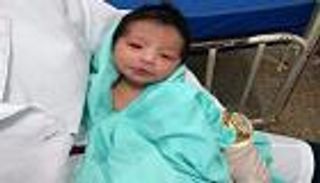 بالفيديو.. إنقاذ رضيعة بعد دفنها بـ7 ساعات