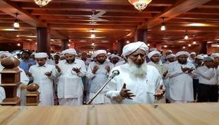 آلاف الهنود يقرأون الفاتحة على روح الشيخ زايد