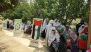 الإمارات توزع السلال الغذائية وكسوة العيد في مدينة مانسهره الباكستانية