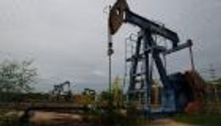 النفط يهبط والسوق يترقب قمة سنغافورة