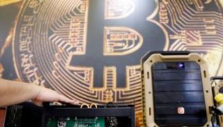 ذعر المستثمرين يدفعهم للتخلص من العملات الافتراضية