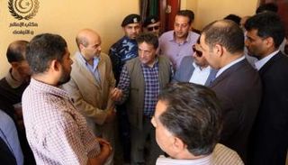 جانب من زيارة لجنة الأزمة إلي نازحي درنة 