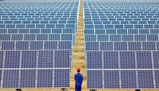 إحدى محطات توليد الطاقة الشمسية 