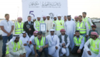 بالصور...بلدية عجمان تدخل موسوعة "جينيس" بأطول مائدة إفطار