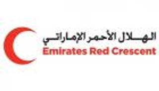 الهلال الأحمر الإماراتي يوزع مساعدات على نازحي الخوخة باليمن