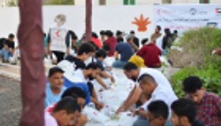 الهلال الأحمر الإماراتي يوزع وجبات إفطار على اليمنيين في "الضالع"