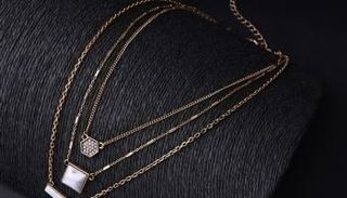 القلادات متعددة الطبقات أحدث صيحات الإكسسوارات لصيف 2018