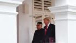 قمة سنغافورة.. كيف تصرف كيم مع "قلم الوثيقة" و"وحش ترامب"؟