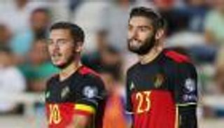 بالفيديو.. دفعة "غريبة" من هازارد لزميله في بلجيكا