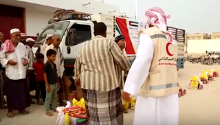 الهلال الأحمر الإماراتي يقدم مساعدات غذائية لأهالي غيل باوزير 