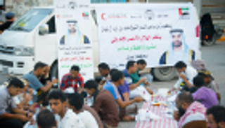 بالصور.. الهلال الأحمر الإماراتي ينظم مأدبة إفطار في باحة مطار عدن