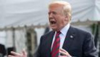 ترامب يمارس عادة غريبة مع الأوراق الرسمية.. صدمة في البيت الأبيض