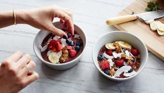 مشروبات طبيعية وأطعمة تحافظ على جمالك 