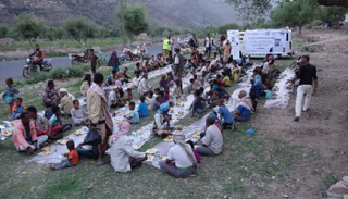 الهلال الأحمر الإماراتي يقيم مأدبة إفطار في مخيمات النازحين غرب تعز