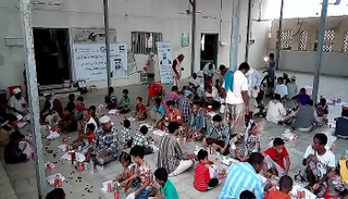 الهلال الأحمر الإماراتي يقيم مأدبة إفطار  بمدينة شقرة اليمنية